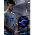Raquette padel Nox Start FR Exclusive 2025 en noir et forme ronde pour un jeu tout en contrôle avec joueur de padel