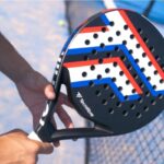 Raquette padel Tecnifibre Wall Master 355 modèle léger et précis offrant contrôle et confort pour les joueurs recherchant maniabilité et toucher de balle illustration sur terrain