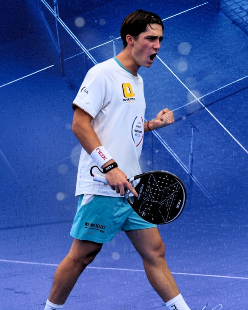 Joueur de padel en pleine action sur le court équipé d'une raquette de padel et d'une tenue technique