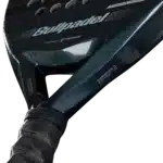 Raquette padel Bullpadel Icon 2025 modèle polyvalent offrant contrôle et maniabilité vue manche