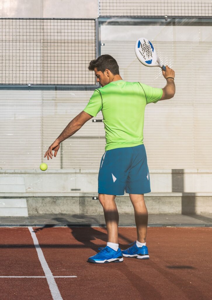 Comment servir au padel apprendre avec 5 conseils de pro