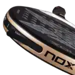 Raquette padel Nox AT10 Genius 18K Alum 2026 un modèle premium pour les amoureux du padel vue poids de tête