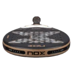 Raquette padel Nox AT10 Genius 18K Alum 2026 un modèle premium pour les amoureux du padel vue tête