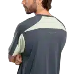 T-shirt NOX Pro gris foncé s’impose comme une valeur sûre sur les courts de padel porté par joueur de dos