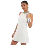 Robe Nox Pro blanc la robe de padel élégante et technique pour les joueuses de padel portée par joueuse