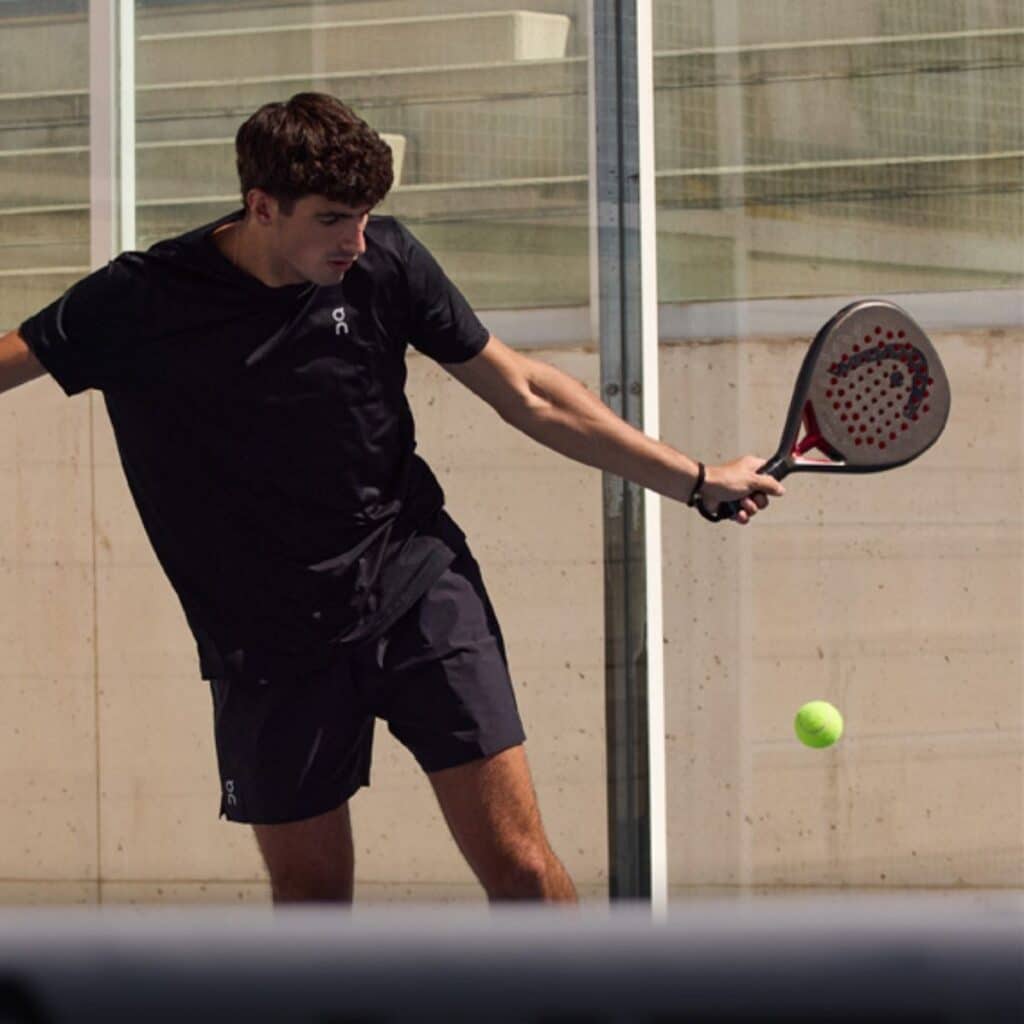 Arturo Coello sur un terrain de padel
