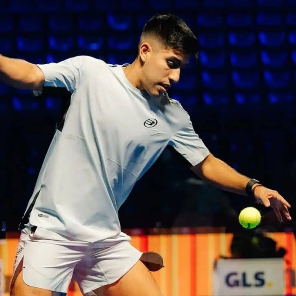 Federico Chingotto en plein match padel